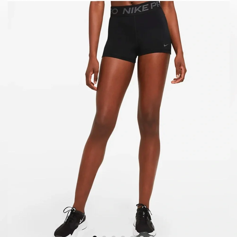 NWT Nike Pro
Women's 3" Shorts size L MSRP $50 - Picture 2 of 3